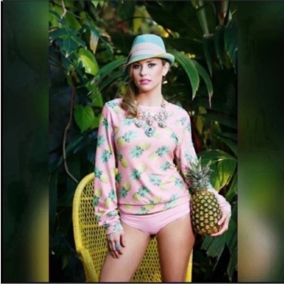 Wildfox Pineapple Palace Sweatshirt Small NWOT
Bloggers Favorite !!! long sleeve - Picture 15 of 16